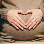 妊婦さんにおすすめの宅食サービスは3つ！外食の注意点やお店選びも解説