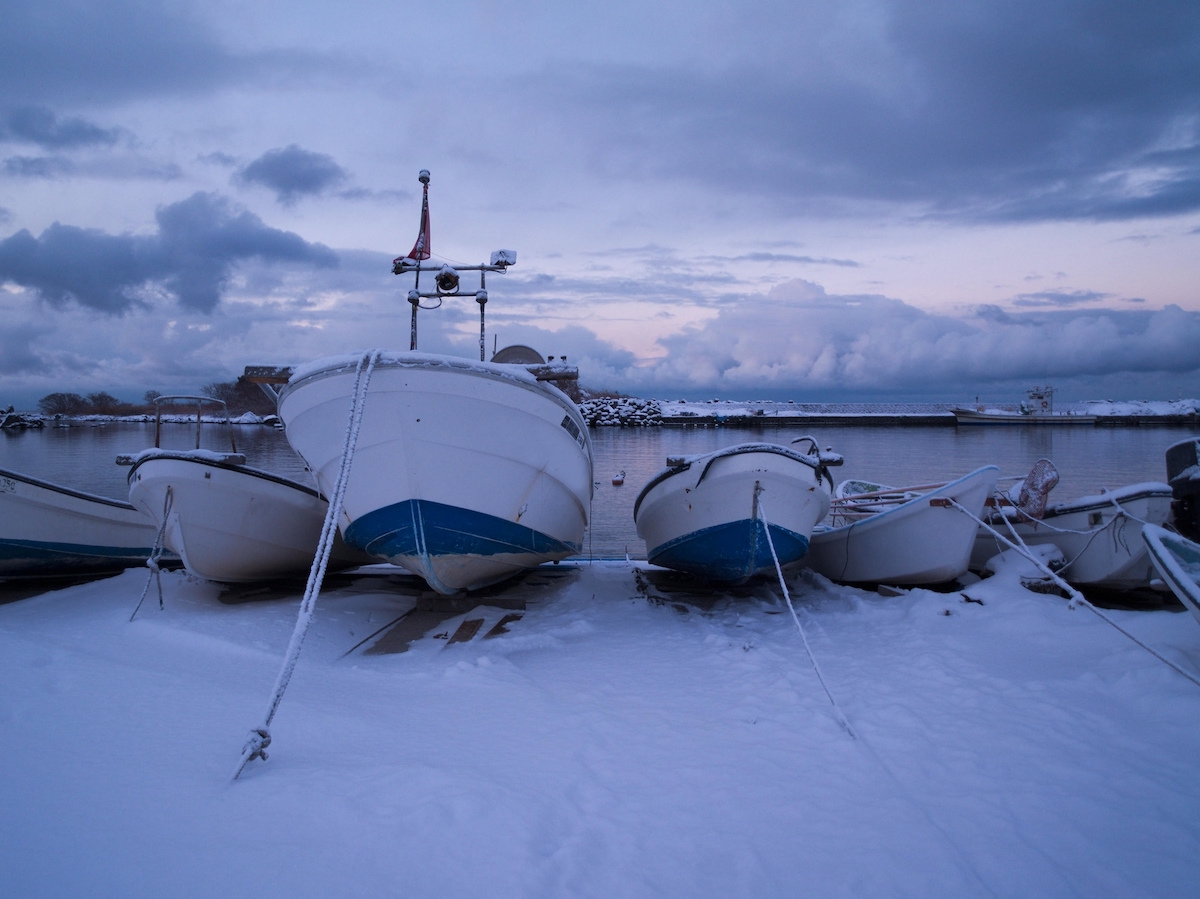 雪の漁港