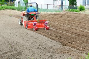 トラクター用アタッチメントの種類と内容を解説！農家の作業効率に欠か