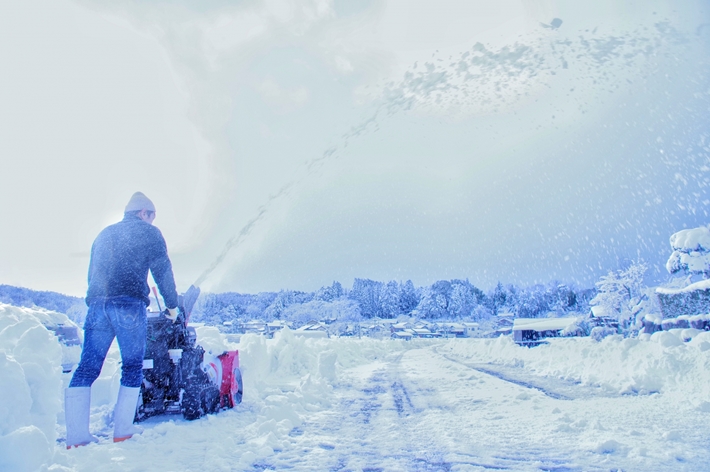 除雪機を使う人