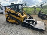 CAT スキッドステアローダー 写真