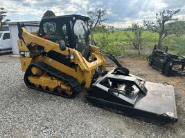 CAT スキッドステアローダー 写真
