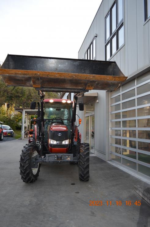 トラクター SMZ85QMAXWURﾌﾛﾝﾄﾛｰﾀﾞｰ付 写真２