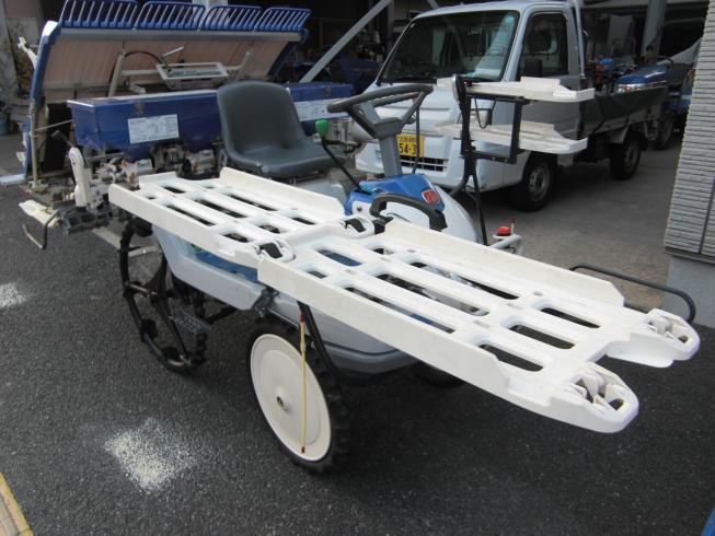 田植機 PQZ45-DULF　パワステ　枕地ならしロータ　施肥機付 写真２