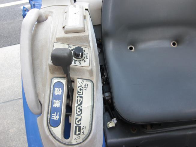 トラクター TH213-BA4VD 　クイックヒッチ仕様 写真３