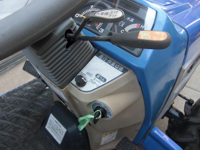 トラクター TH213-BA4VD 　クイックヒッチ仕様 写真６