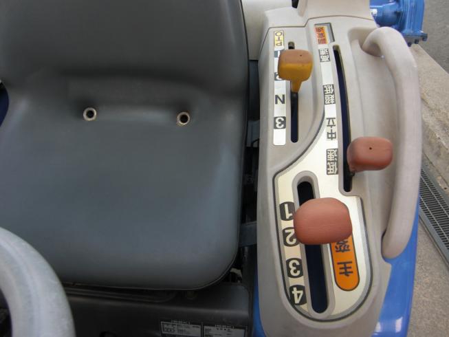 トラクター TH213-BA4VD 　クイックヒッチ仕様 写真４