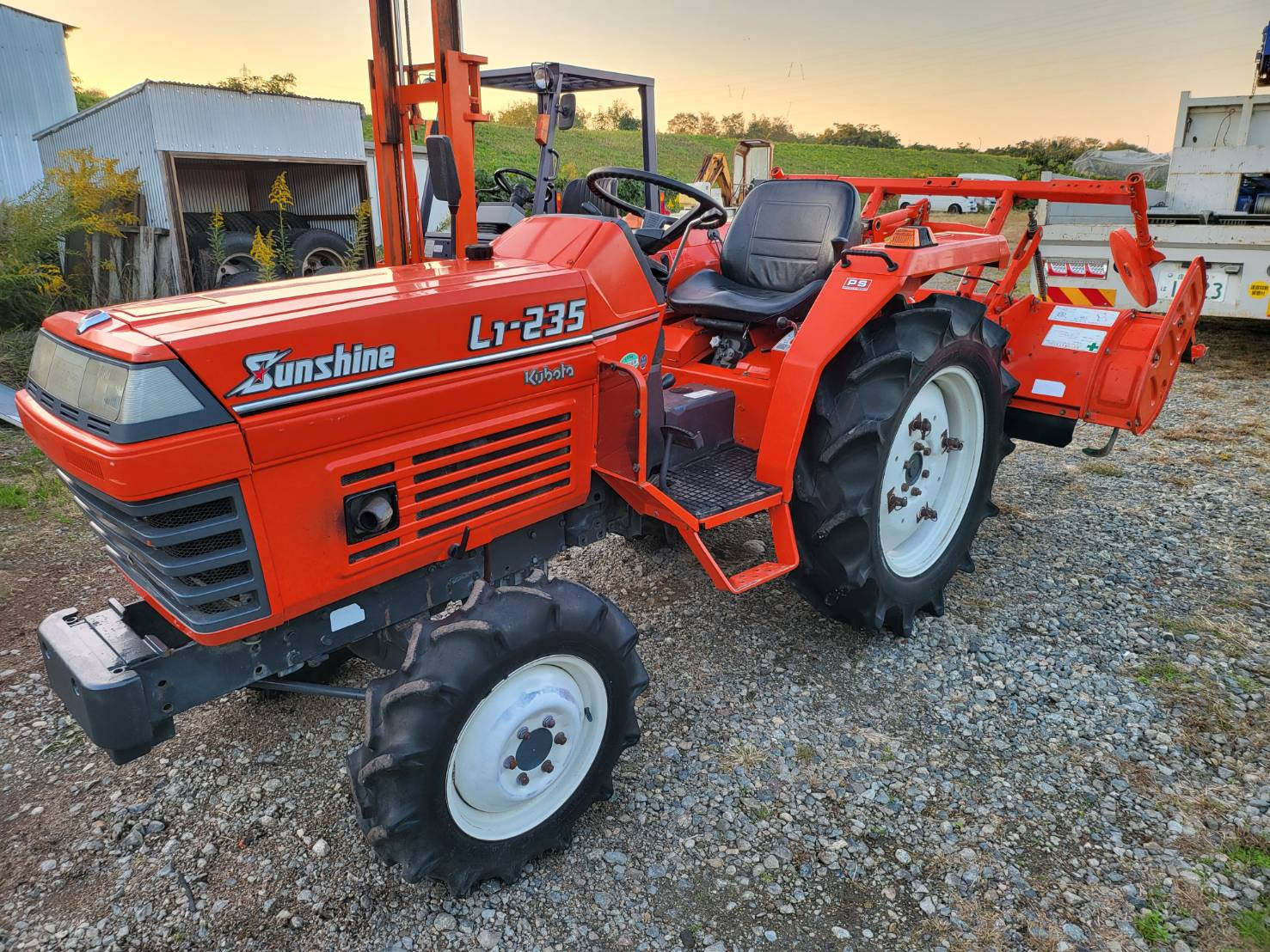 トラクター L1-235BMAXSRP 写真1