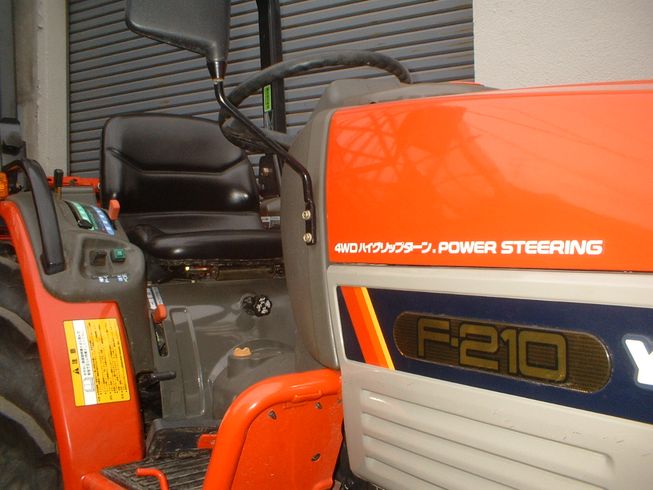 トラクター F210 写真２