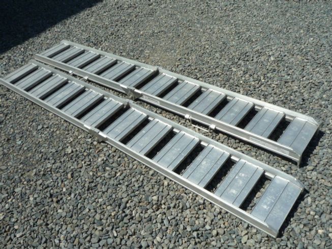 新興和産業 アルミブリッジ 写真