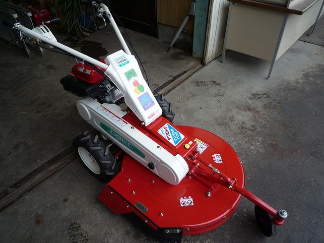 オーレック 自走草刈機 写真