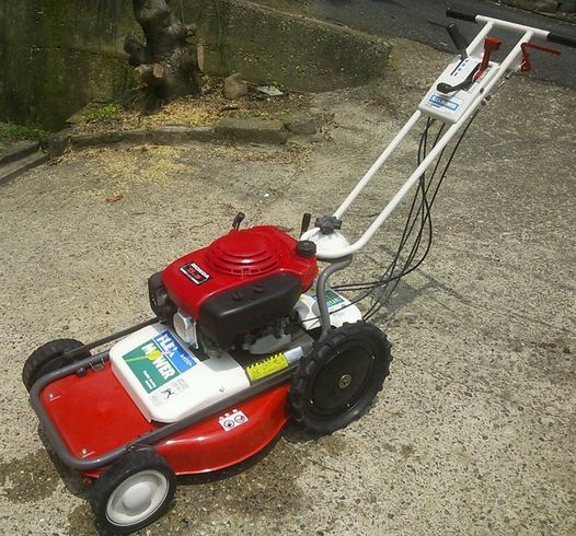 オーレック 芝刈り 草刈り 写真