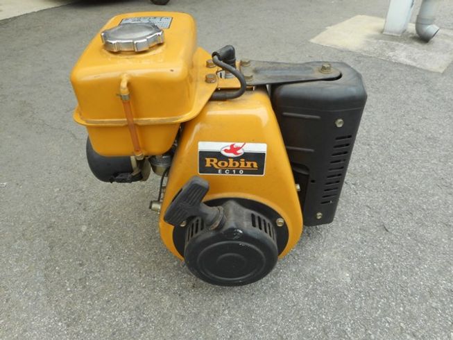 ロビン エンジン 写真