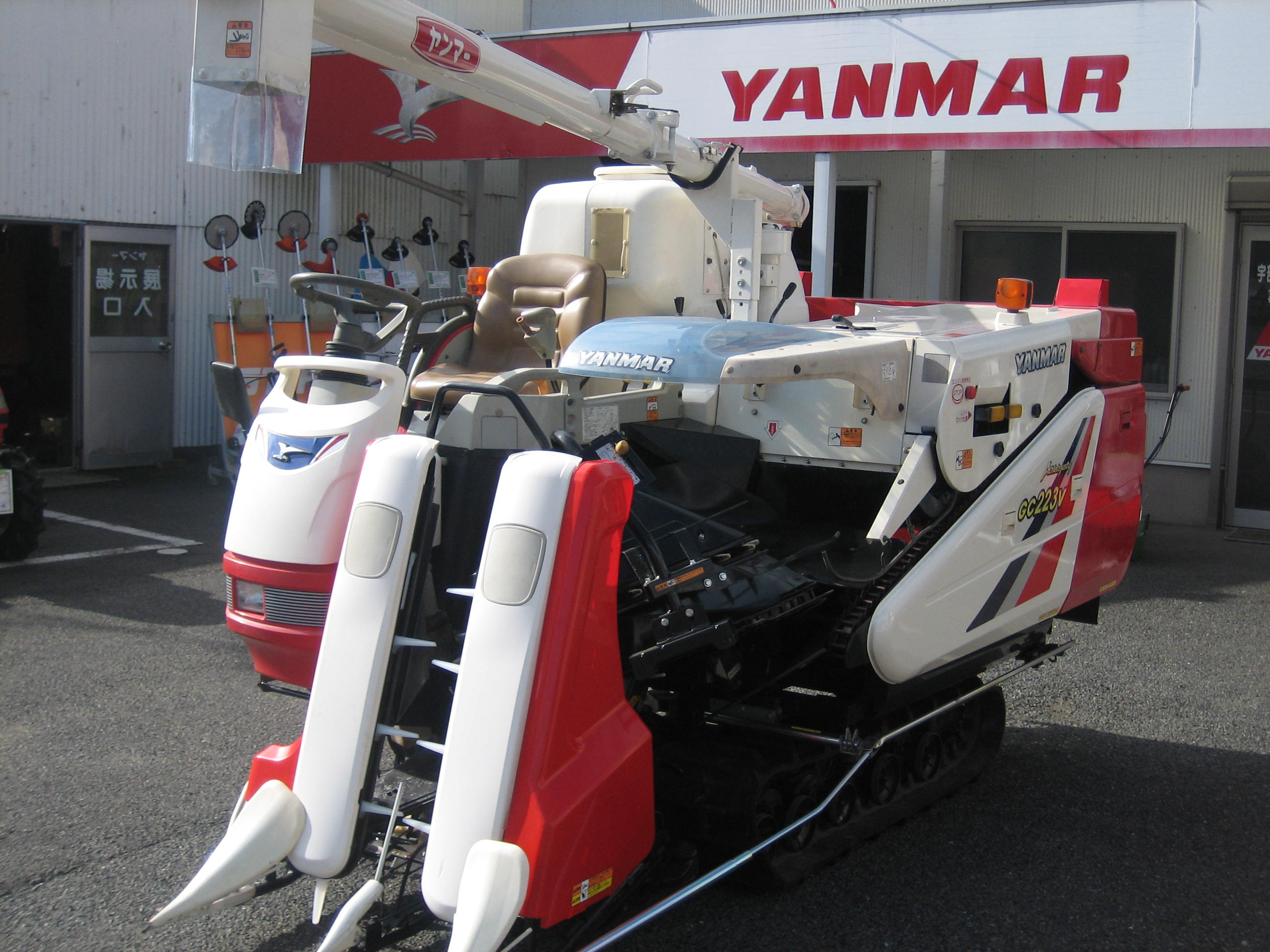 コンバイン GC223V XH 2条刈/23馬力 写真６