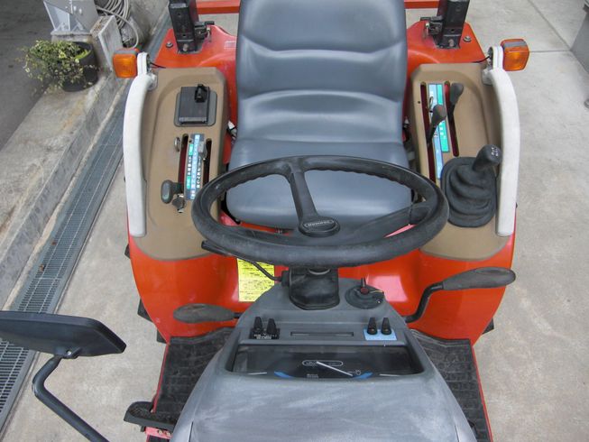 トラクター AF120VPUS4ME（20馬力） 写真４