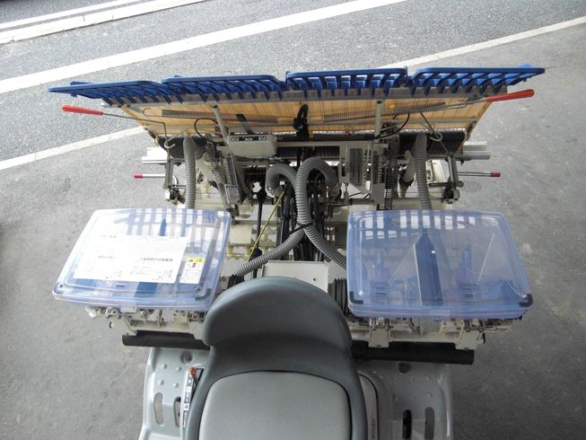 田植機 PPZ4-DLF　施肥機仕様 写真６