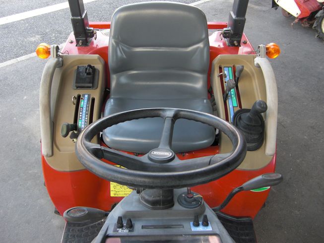 トラクター AF120VPUS4ME(20馬力) 写真３