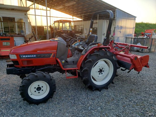 トラクター Ｆ－２５０ＶＵＰ 写真３