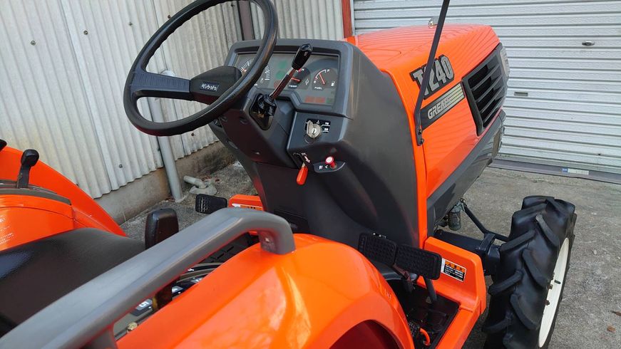 トラクター T240 写真９