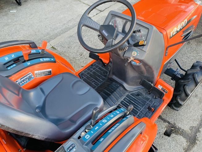 トラクター T240D 写真７