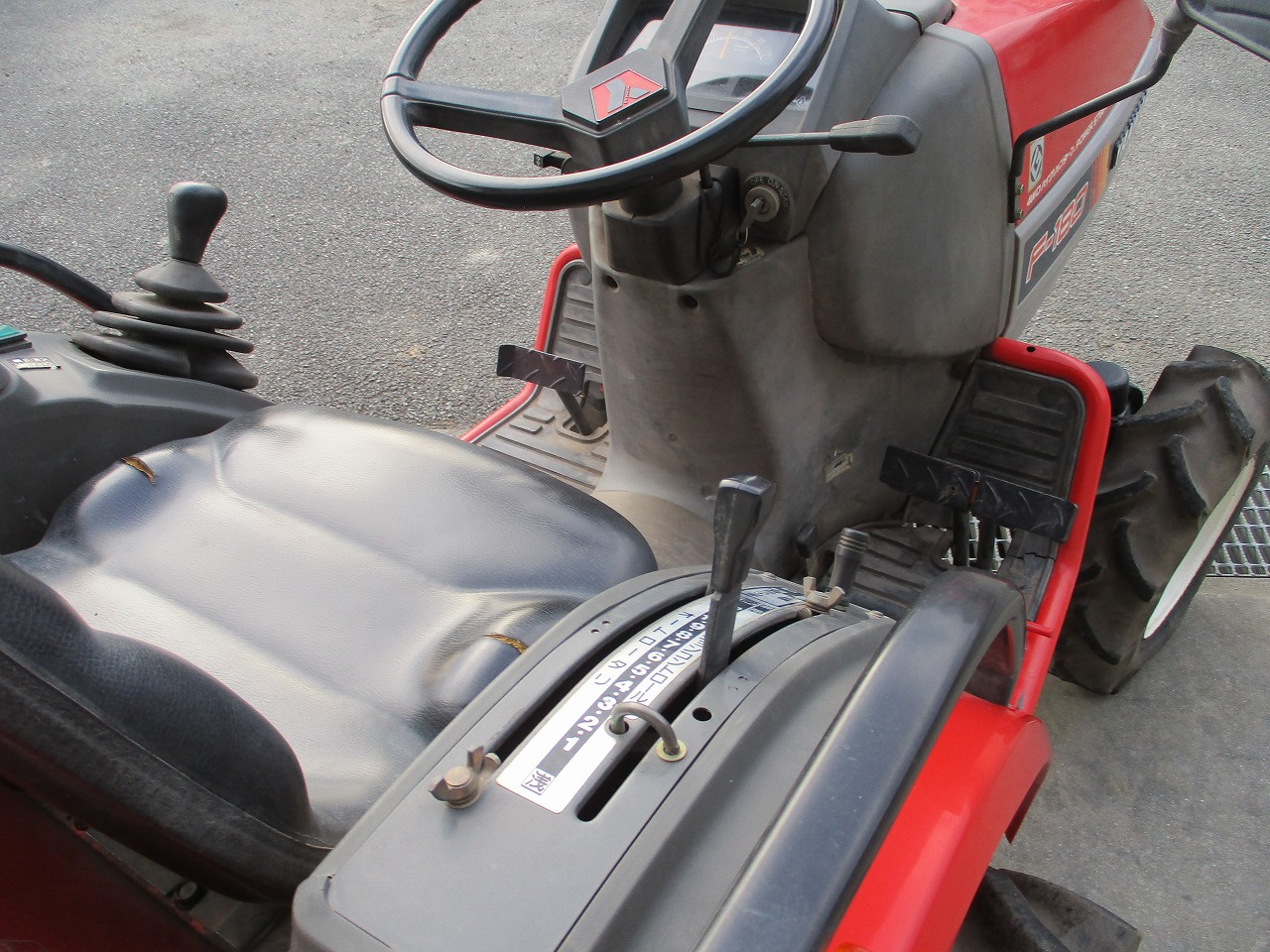 トラクター F180 写真８