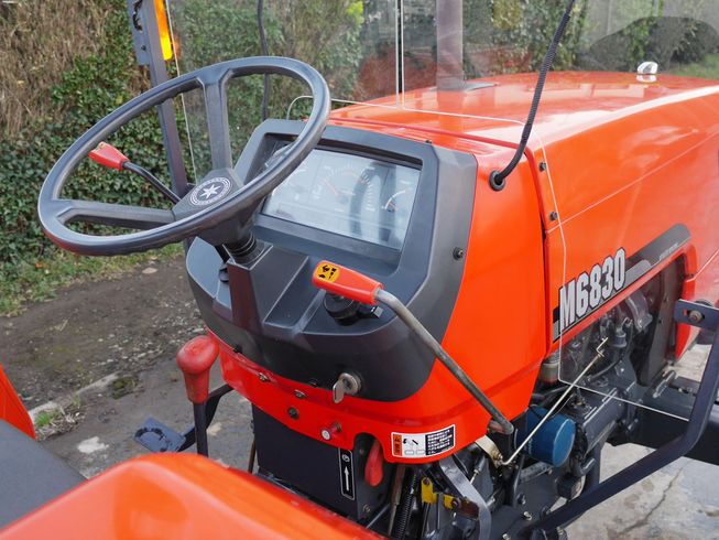 トラクター M6830 写真６