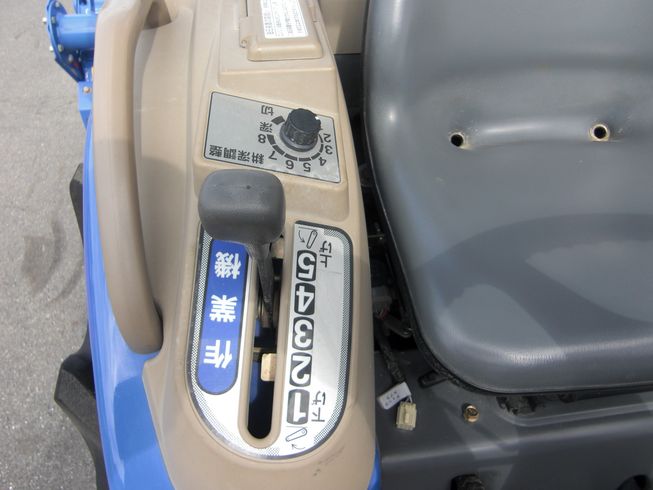 トラクター TH253-BA15VD　大型特殊免許不要　25馬力サンバイザー付でお買得 写真３