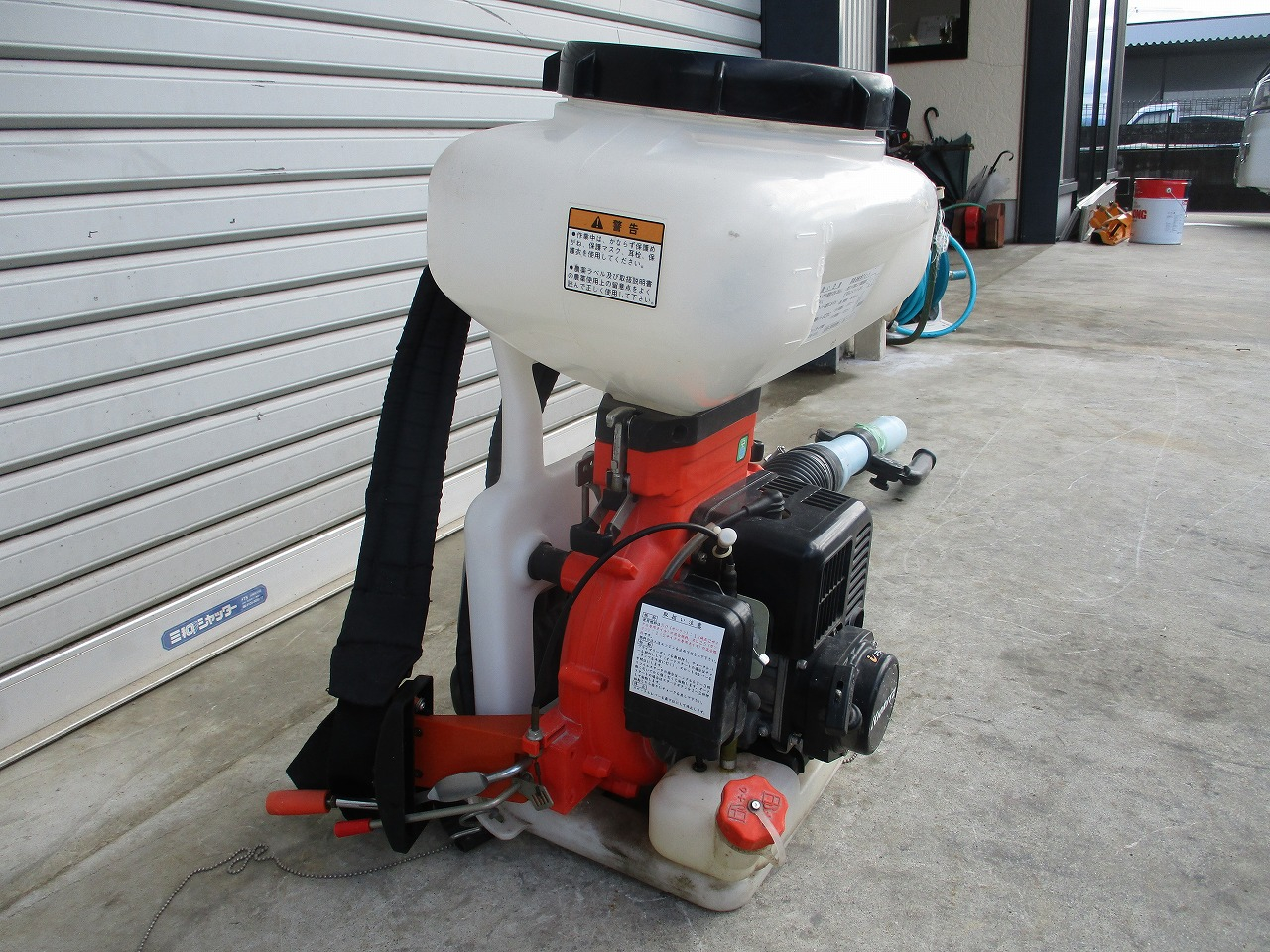 背負動力散布機 DME401A 写真５