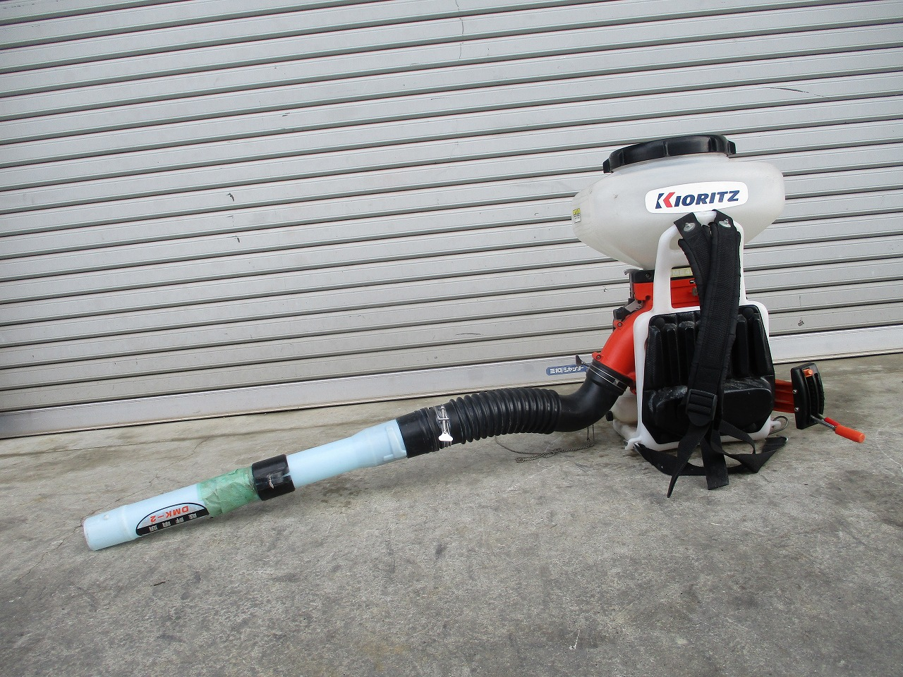 背負動力散布機 DME401A 写真２