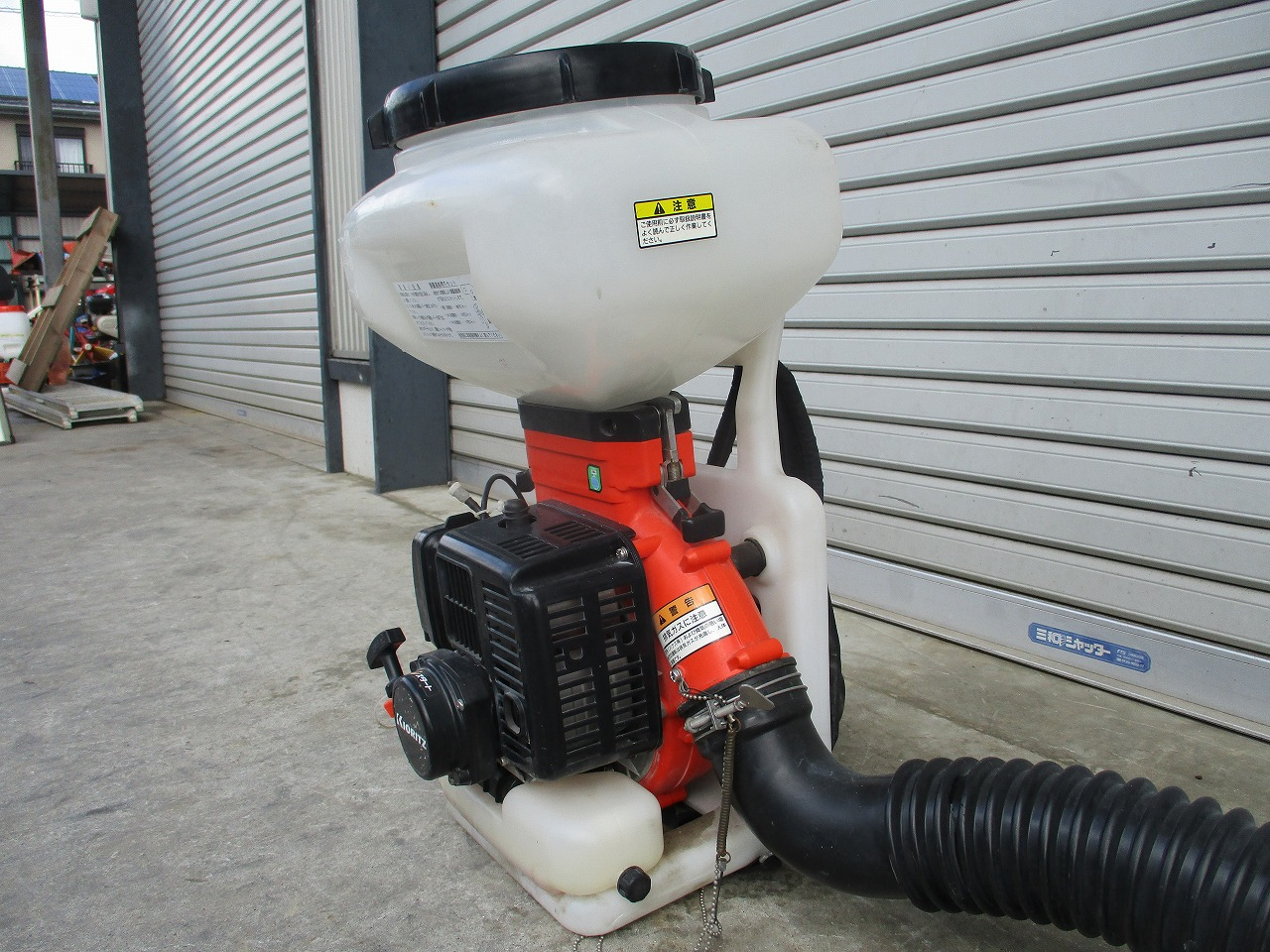 背負動力散布機 DME401A 写真４