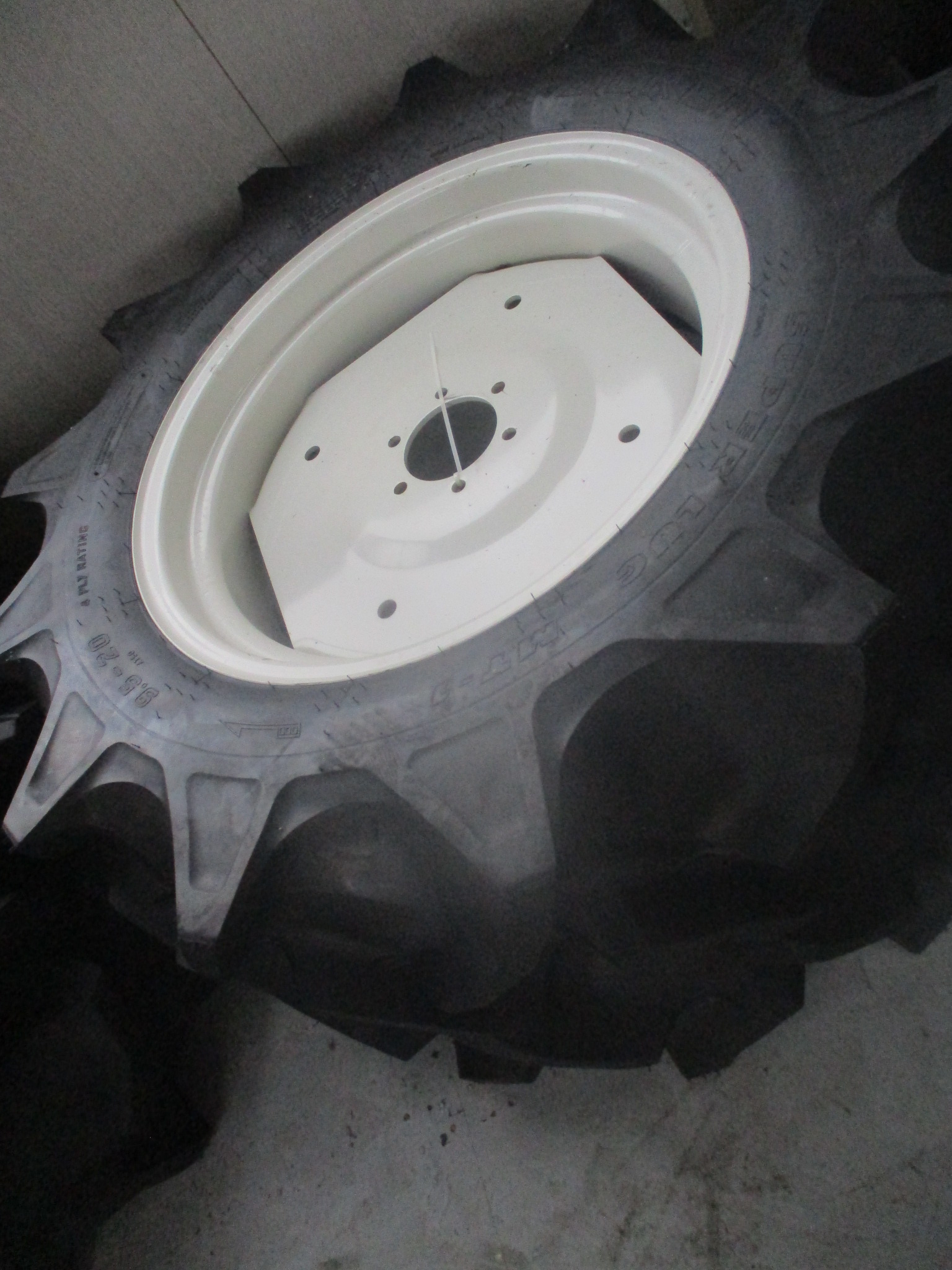 ファルケン トラクター用後輪タイヤ 写真