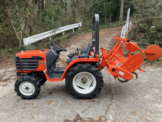 トラクター B72 写真４