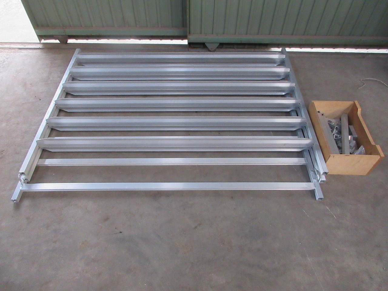 昭和アルミブリッジ 苗箱収納棚 写真