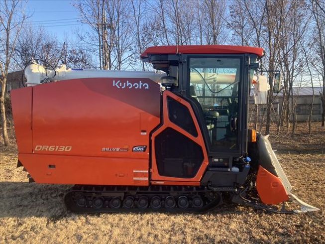 コンバイン DR6130 写真２