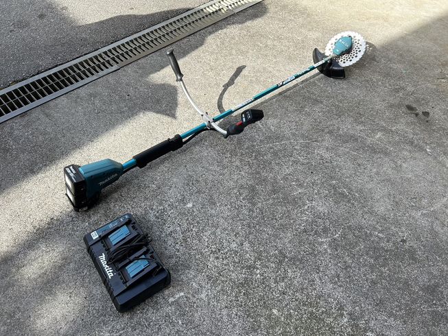 草刈機 バッテリー式刈払機 写真４