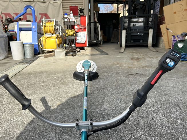 草刈機 バッテリー式刈払機 写真５