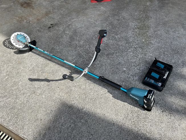 草刈機 バッテリー式刈払機 写真２