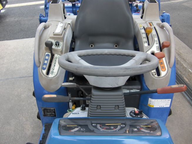 トラクター TH213-BA4VD 　クイックヒッチ仕様 写真２