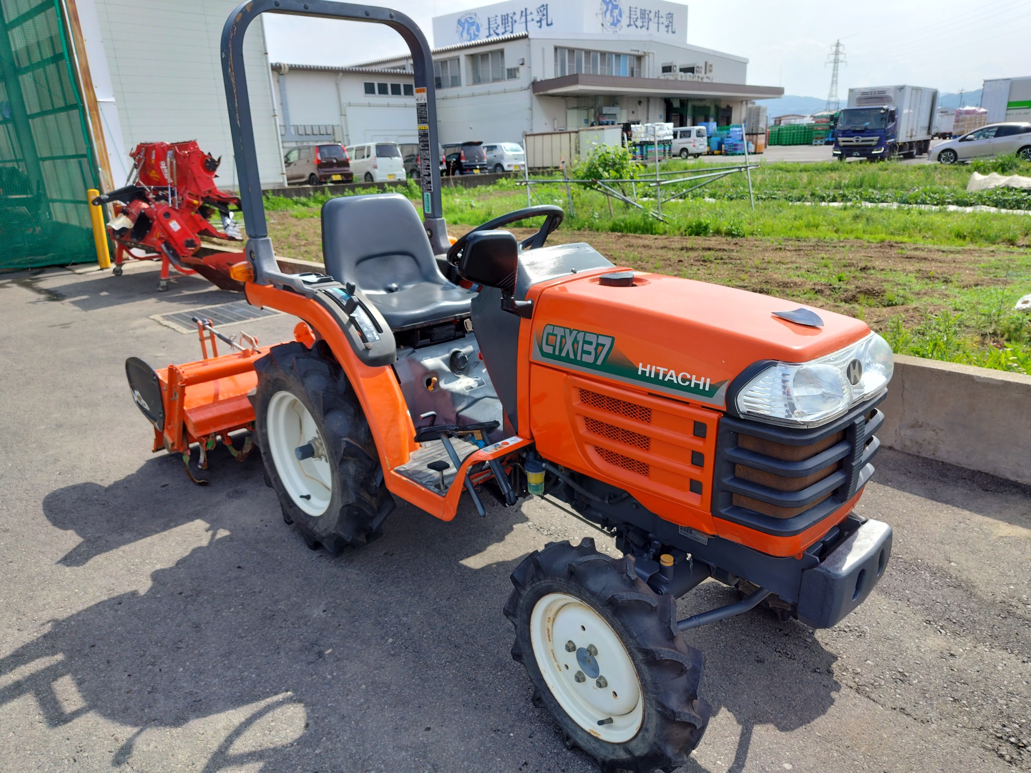 日立 トラクター 写真