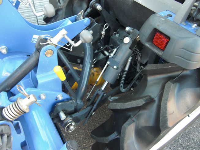 トラクター TH265-BA15VD     作業機簡単脱着クイックヒッチ仕様！ 写真７