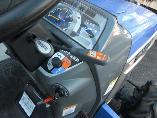 トラクター TH265-BA15VD     作業機簡単脱着クイックヒッチ仕様！ 写真５