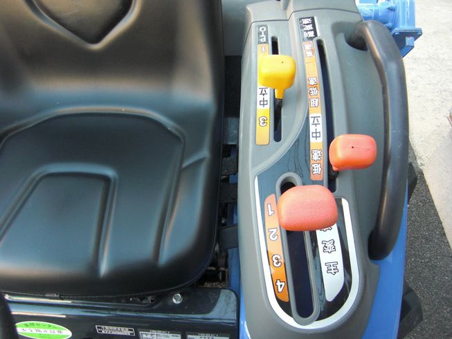 トラクター TH265-BA15VD     作業機簡単脱着クイックヒッチ仕様！ 写真４