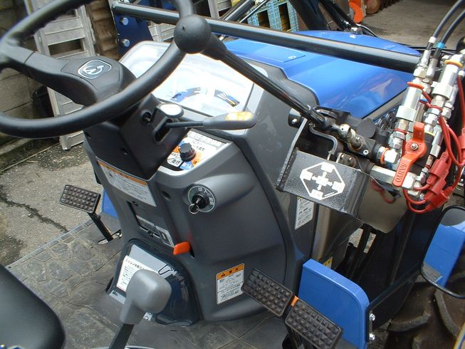 トラクター TH235Q-A14VD　スーパーミニローダー付 写真５