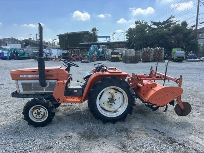 トラクター B1600 写真４