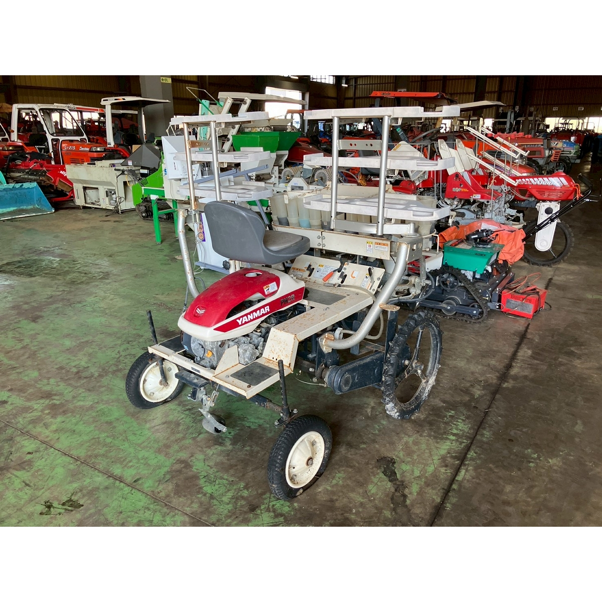 ヤンマー 乗用汎用野菜移植機 写真