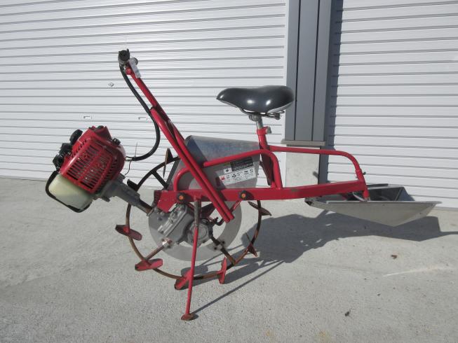 丸山 乗用溝切機 写真