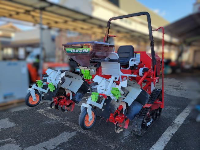 マメトラ 乗用ねぎ管理作業機 写真