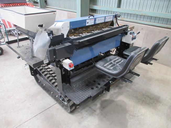 乗用型にんにく移植機 NU425 写真５