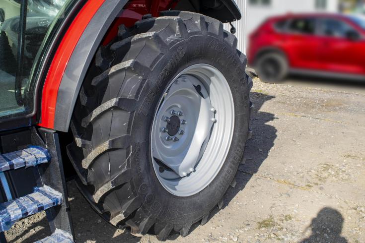 トラクター MF5710C 写真３