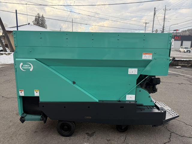 自走式給餌機 EF2040 写真２